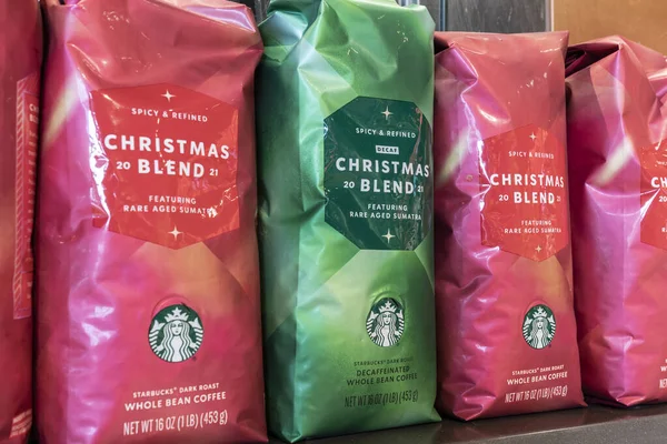 Indianapolis - Aralık 2021: Starbucks bayram temalı kahve. Starbucks her yıl Sonbaharı Balkabağı Baharatlı Lattelerle ve Kışı Noel renkli içeceklerle kutlar..