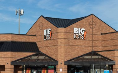 Cincinnati - Aralık 2021: Big Lots alışveriş merkezi. Big Lots 1400 'den fazla yeri olan indirimli bir perakendecidir..