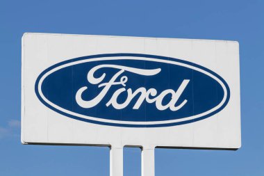 Cincinnati - Aralık 2021: Ford Motor Şirketi logosu. Ford, Mustang, Escape, Explorer ve en çok satan F-150 ve F-Serisi kamyonlarını üretir..