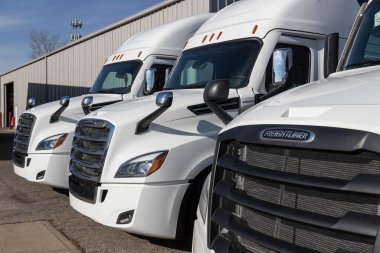 Cincinnati - Aralık 2021: Yük gemisi yarı traktör kamyonları satılığa çıktı. Freightliner 'ın sahibi Daimler..