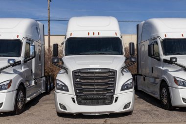 Cincinnati - Aralık 2021: Yük gemisi yarı traktör kamyonları satılığa çıktı. Freightliner 'ın sahibi Daimler..
