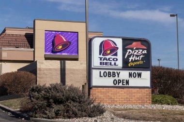 Batı Chester - Aralık 2021: Taco Bell ve Pizza Hut Express restoranı. Taco Bell ve Pizza Hut Yum 'un yan kuruluşları! Damgalar.