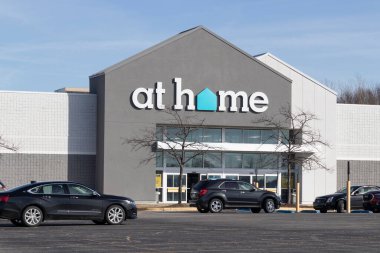 Lafayette - Aralık 2021: Ev perakende mağazasında. Ev 'de ev ve mevsimlik dekorasyon ürünleri ve diğer konut iyileştirme ürünleri sunulmaktadır..