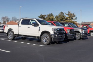 Kokomo - Aralık 2021: Ford F-350 bir galeride sergileniyor. Ford F350 XL, XLT, Lariat, King Ranch ve Platinum modellerinde mevcuttur..