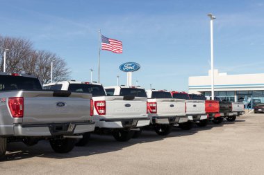 Lafayette - Aralık 2021: Ford F-150 bir galeride sergileniyor. Ford F150 XL, XLT, Lariat, King Ranch, Platinum ve Limited modellerinde mevcuttur..