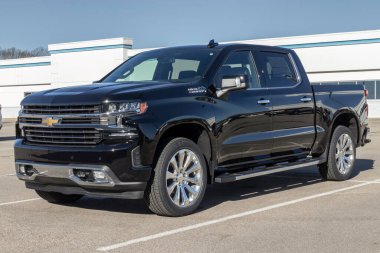Indianapolis - Aralık 2021: Chevrolet Silverado sergisi. Chevy Silverado 'ya WT, Gümrük, Özel Yol Patronu, LT, RST, LT Trail Boss, LTZ ve High Country modelleri sunar..