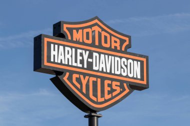 Lafayette - Aralık 2021: Harley Davidson logosu ve tabela. Harley Davidson yeni ve genç alıcılara hitap etmek için imajlarını güncellemeye çalışıyor..