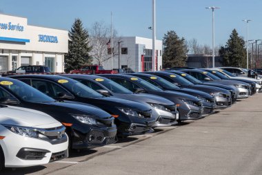 Indianapolis - Aralık 2021: Honda otomobil ve SUV bayiliği. Mevcut tedarik sorunlarıyla, Honda yedek parça beklerken kullanılmış ve önceden alınmış araba satışlarına güveniyor.