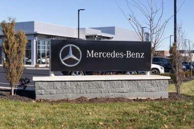 Indianapolis - Aralık 2021: Mercedes-Benz bayiliği. Mercedes-Benz küresel otomobil üreticisi ve Daimler AG 'nin bir bölümü..