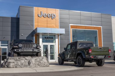 Lafayette - Aralık 2021: Jeep Wrangler ve Gladyatör bir Stellantis bayiliğinde sergileniyor. FCA 'nın Stellantis yan kuruluşları Chrysler, Dodge, Jeep ve Ram' dır..