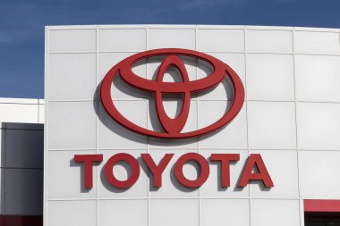 Lafayette - Aralık 2021: Toyota Car ve SUV logosu. Toyota, güvenilirliği, yakıt tüketimi ve emisyonları azaltmaya olan bağlılığı nedeniyle popüler bir markadır..