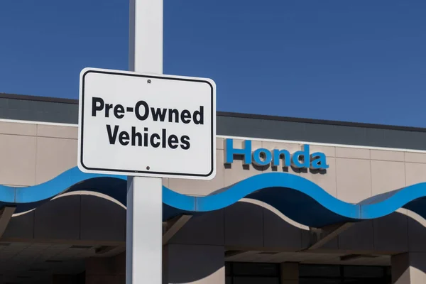 インディアナポリス Circa 2021年12月 ホンダ車とSuvの販売代理店 現在の供給問題では ホンダは中古車と中古車の販売に依存しており 部品を待っています — ストック写真
