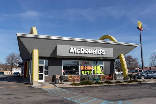 Lafayette Circa Diciembre 2021 Mcdonald Restaurant Mcdonald Ofrece Los Empleados — Foto de Stock