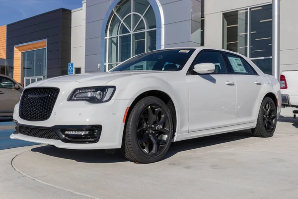 Lafayette Vers Décembre 2021 Présentoir Chrysler 300S Chez Concessionnaire Stellantis — Photo