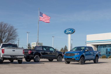 Lafayette - Aralık 2021: Ford Ranger ve F-150 kamyonet galeride sergileniyor. Ford F-Serisi pikap kamyonları ABD 'de en çok satan modellerdir..