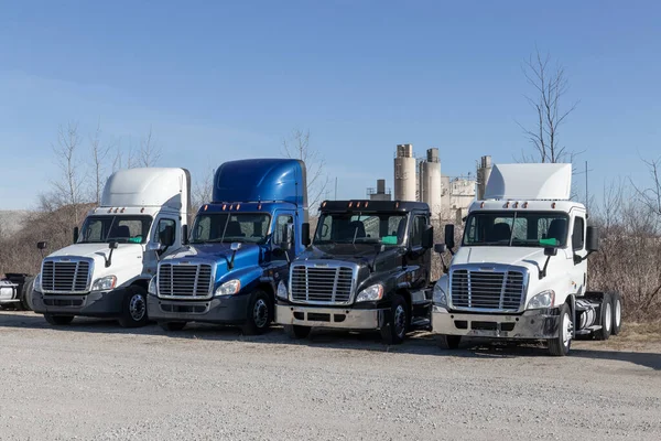 Indianapolis Sekitar Januari 2022 Freightliner Semi Tractor Trailer Trucks Lined — Stok Foto