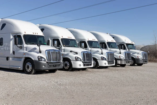 Indianapolis Sekitar Januari 2022 Freightliner Semi Tractor Trailer Trucks Lined — Stok Foto