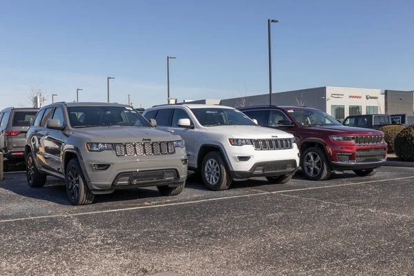 Indianapolis Circa January 2022 Jeep Grand Cherokee Display Chrysler Dealership — Stockfoto