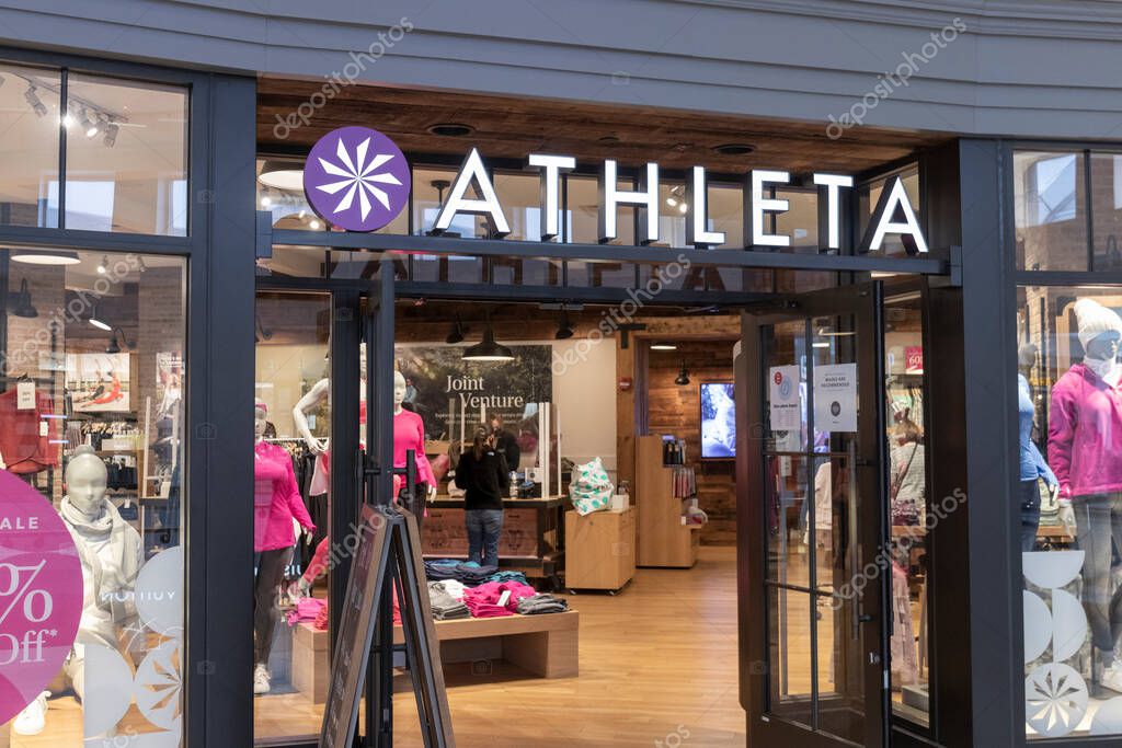 Indianápolis - Circa Diciembre 2021: Ubicación del centro comercial Athleta. Athleta es una división de Gap, Inc. y es marca ropa deportiva femenina.. 2023