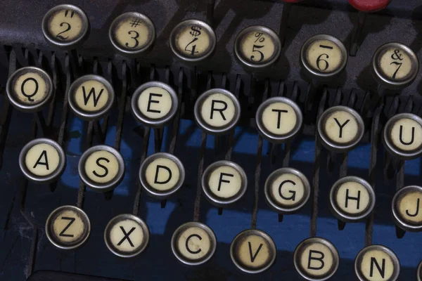 Antieke Typemachine Met Traditionele Qwerty Toetsen Voor Tekstberichten Gebruikten Mensen — Stockfoto