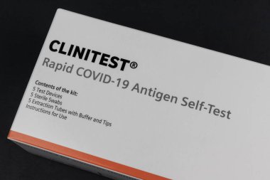 Indianapolis - Şubat 2022: CLINITEST Hızlı COVID-19 Antijen Öz Testi. CLINITEST Rapid COVID-19 Antijen Self Testi Siemens Healthineers tarafından dağıtılır..