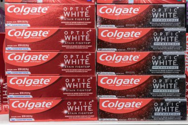 Indianapolis - Şubat 2022: Colgate Optik Beyaz diş macunu. Colgate 1873 'ten beri ağız temizliği ürünleri yapıyor.. 