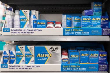 Indianapolis - Şubat 2022: Bayer Aleve. Bayer, ağrı kesici ilaçların üzerinde ağrı kesici üretiyor..