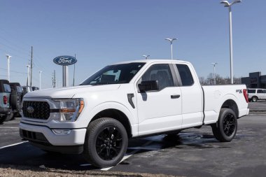 Plainfield - Yaklaşık Şubat 2022: Ford F-150 bir galeride sergileniyor. Ford F150 XL, XLT, Lariat, King Ranch, Platinum ve Limited modellerinde mevcuttur..