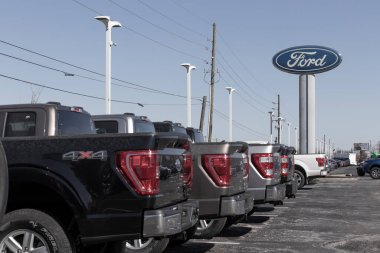 Plainfield - Yaklaşık Şubat 2022: Ford F-150 bir galeride sergileniyor. Ford F150 XL, XLT, Lariat, King Ranch, Platinum ve Limited modellerinde mevcuttur..