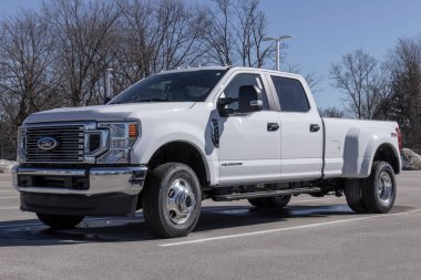 Plainfield - Şubat 2022: Ford F-350 bir galeride sergileniyor. Ford F350 XL, XLT, Lariat, King Ranch ve Platinum modellerinde mevcuttur..