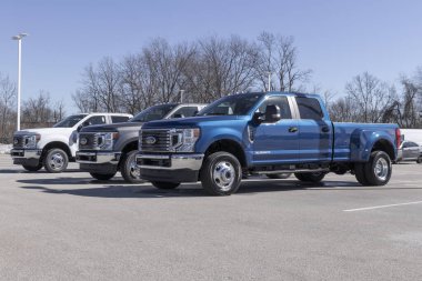 Plainfield - Şubat 2022: Ford F-350 bir galeride sergileniyor. Ford F350 XL, XLT, Lariat, King Ranch ve Platinum modellerinde mevcuttur..