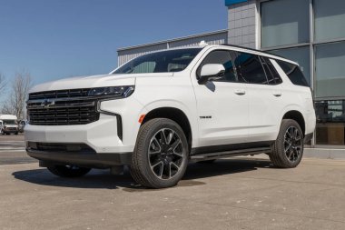 Plainfield - Şubat 2022: Chevy Tahoe bir galeride sergileniyor. Chevrolet Tahoe 'ya LS, LT, RST, Z71, Premier ve High Country modelleri sunar..