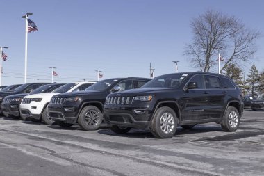 Plainfield - Şubat 2022: Chrysler bayiliğinde Jeep Grand Cherokee sergisi. FCA 'nın Stellantis yan kuruluşları Chrysler, Dodge, Jeep ve Ram' dır..