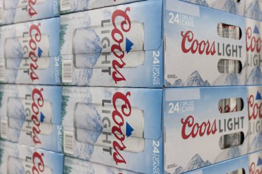 Indianapolis - Şubat 2022: Coors Light bira sergisi. Molson Coors çok uluslu bir içki ve bira şirketidir..