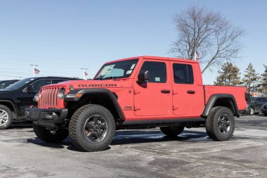 Plainfield - Şubat 2022: Stellantis Jeep satıcısı Jeep Gladyatörü. Jeep Gladyatör modelleri Sport, Willys, Rubicon ve Mojave 'dir..