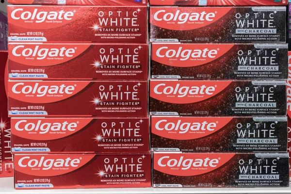 Indianapolis - Şubat 2022: Colgate Optik Beyaz diş macunu. Colgate 1873 'ten beri ağız temizliği ürünleri yapıyor.. 