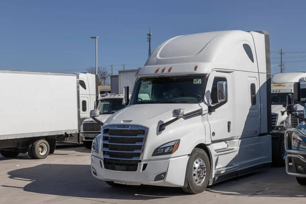 Walton Circa Februari 2022 Freightliner Semi Tractor Trailer Trucks Aangesloten — Stockfoto