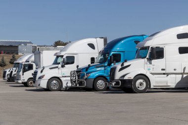 Walton - Şubat 2022: Volvo, Freightliner ve Isuzu kamyonları bir galeride sergileniyor. Çip sıkıntısı, kullanılmış büyük kamyon ve 18 tekerlek kamyonu çok rağbet görüyor..