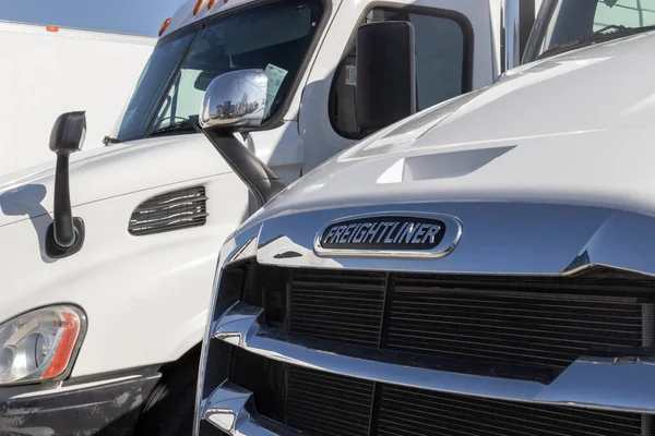 Walton Circa 2022 Freightliner Tractor Trailer Trucks Lined Sale 프라이드 — 스톡 사진