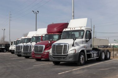 Indianapolis - Circa March 2022: Freightliner ve Kenworth Semi Traktör Kamyonları bir galeride sergileniyor. Çip sıkıntısı, kullanılmış büyük kamyon ve 18 tekerlek kamyonu çok rağbet görüyor..