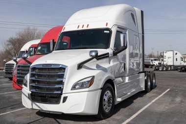 Indianapolis - Yaklaşık Mart 2022: Yük gemisi Semi Traktör Kamyonu bir galeride sergileniyor. Yük gemisi Daimler Trucks 'a ait..