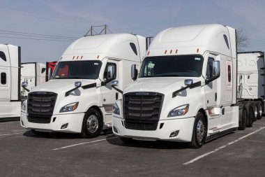 Indianapolis - Yaklaşık Mart 2022: Yük gemisi Semi Traktör Kamyonu bir galeride sergileniyor. Yük gemisi Daimler Trucks 'a ait..