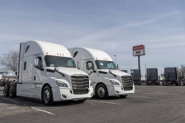 Indianapolis - Yaklaşık Mart 2022: Yük gemisi Semi Traktör Kamyonu bir galeride sergileniyor. Yük gemisi Daimler Trucks 'a ait..
