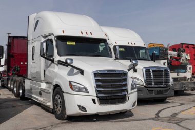 Indianapolis - Yaklaşık Mart 2022: Yük gemisi Semi Traktör Kamyonu bir galeride sergileniyor. Yük gemisi Daimler Trucks 'a ait..