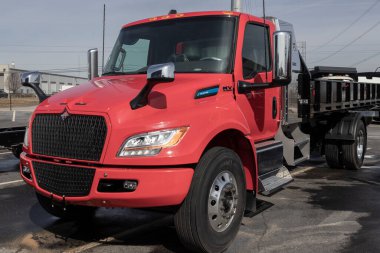 Indianapolis - Circa March 2022: Navistar International eMV Electric serisi Semi Tractor Truck ve eMobilite ekranı. Navistar International, Traton 'un yan kuruluşu..