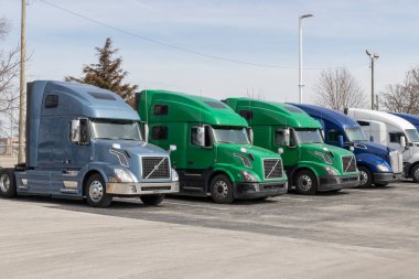 Indianapolis - Volvo ve Kenworth Semi Traktör Kamyonları bir galeride sergileniyor. Volvo ve Kenworth en büyük kamyon üreticileri arasında.