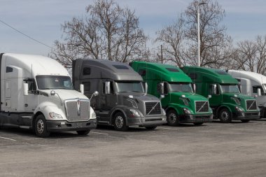 Indianapolis - Volvo ve Kenworth Semi Traktör Kamyonları bir galeride sergileniyor. Volvo ve Kenworth en büyük kamyon üreticileri arasında.