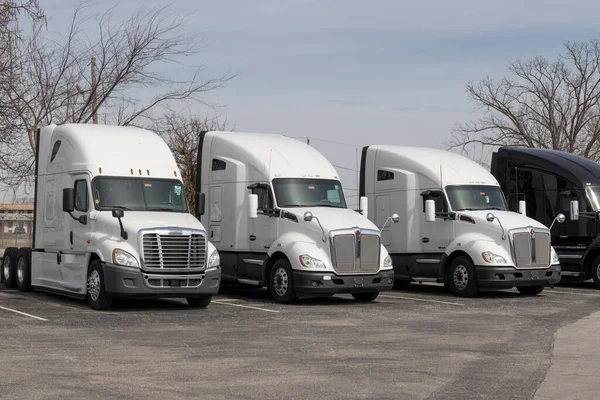 Indianapolis Circa March 2022 Freightliner Kenworth Semi Tractor Trailer Trucks — Stock Photo, Image