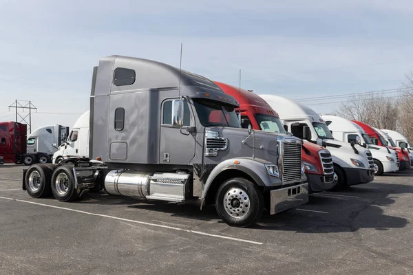 Indianapolis Circa Maart 2022 Freightliner Semi Tractor Trailer Truck Display — Stockfoto