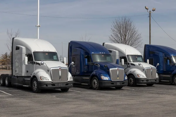 Indianápolis Circa Marzo 2022 Kenworth Semi Tractor Trailer Trucks Exhibición — Foto de Stock